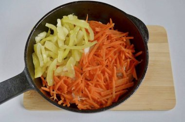 Rendelenmiş havuç ve jülyen biberi rostoya koy, yumuşak olana kadar sebze kızart..