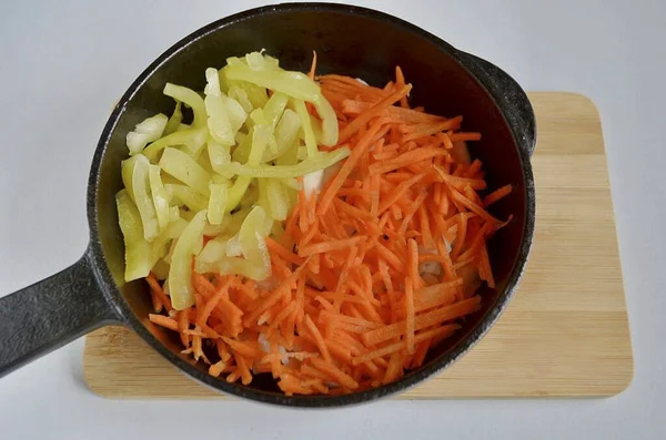 Положите Тертую Морковь Перец Жаркое Жарить Овощи Мягкого — стоковое фото