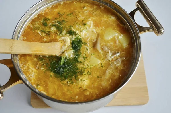 Die Eier Einem Dünnen Strahl Die Suppe Gießen Mit Einem — Stockfoto
