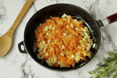 Yumuşayana kadar sebze yağında sebze kızart.