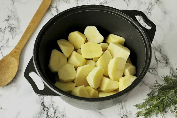 Descasque Corte Batatas Pedaços Grandes — Fotografia de Stock