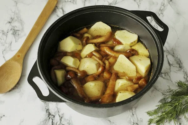 Pour water over potatoes with honey agarics so that it practically covers them, add salt and your favorite spices. Put on the stove, bring to a boil, remove the resulting foam and cook over moderate heat until tender.