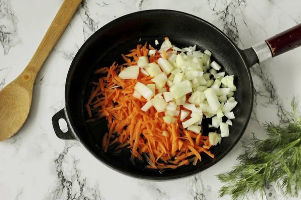 Временем Разрежьте Лук Кубики Натереть Морковь — стоковое фото