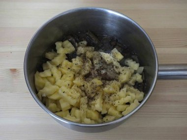 Mantarlar için pişirme süresinin sonunda tencereyi sıcaktan uzak tutun. Sotelenmiş soğan, patates, biber, tuz ekle.