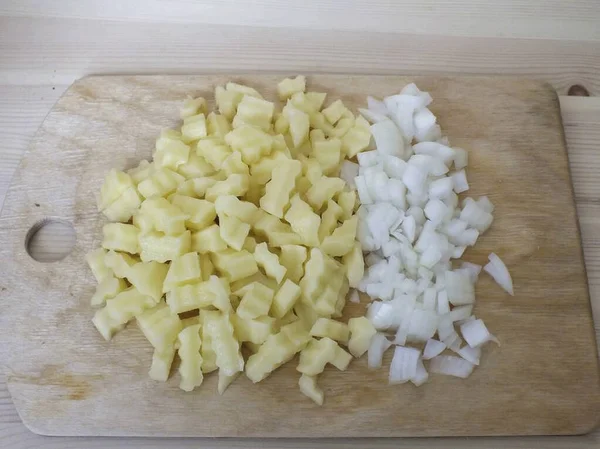 Terwijl Champignons Koken Snijd Aardappelen Middelgrote Blokjes Optioneel Maar Kleiner — Stockfoto