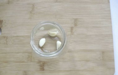 Sarımsağı temiz bir kavanozun altına koy..