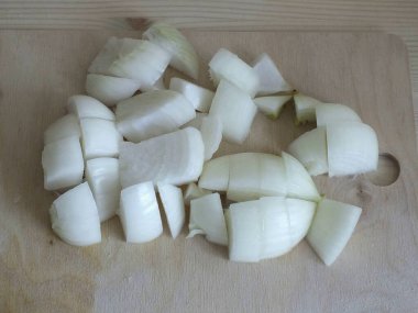 Soğanı soy ve kabaca doğra..