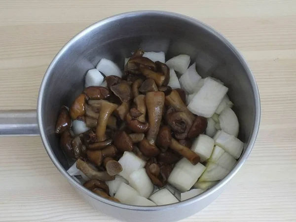 Aqueça Óleo Vegetal Uma Panela Frigideira Adicione Cogumelos Cebolas — Fotografia de Stock