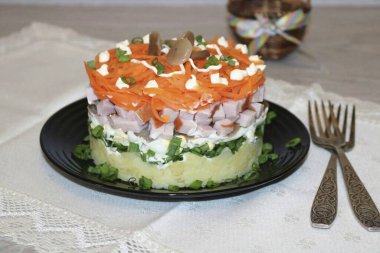 Salatayı mantarla süsle. Orijinal, güzel, parlak, çok renkli bir salata harika tadı ve muhteşem görüntüsüyle sizi şaşırtacak. Bu salata festival masasını mükemmel süsleyecek..