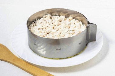 Dördüncü katman tavuk fileto ve mayonez..