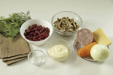 Paris Salatası yapmak için gerekli tüm malzemeleri hazırlayın..