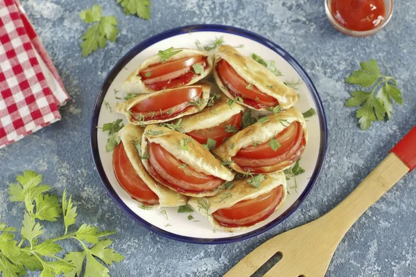Orelhas Com Salsicha Tomates Estão Prontos Delicioso Quente Frio Lanche — Fotografia de Stock