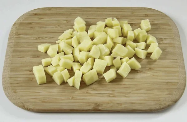 Нарізати Картоплю Невеликими Кубиками — стокове фото