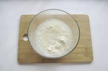 Sıcak suyu bir kaseye dök..