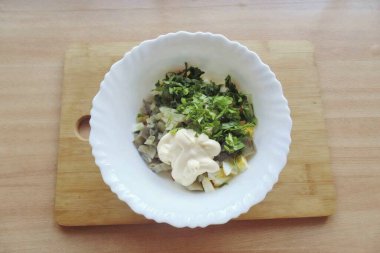 Doğranmış maydanoz ve mayonez mevsimi ekle..