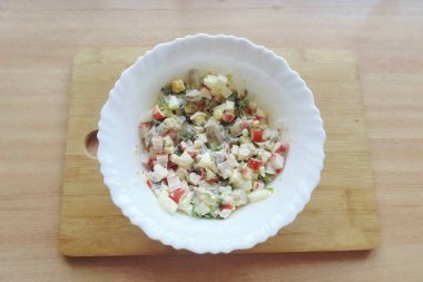 Salataya tuz ve biber koy. Tüm malzemeleri karıştır.