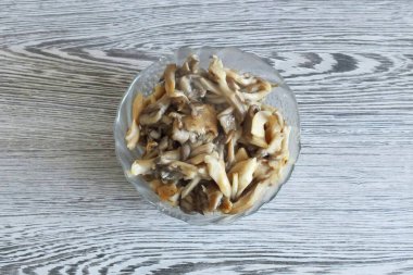 Mantarları bir kaseye aktarın. Isın..