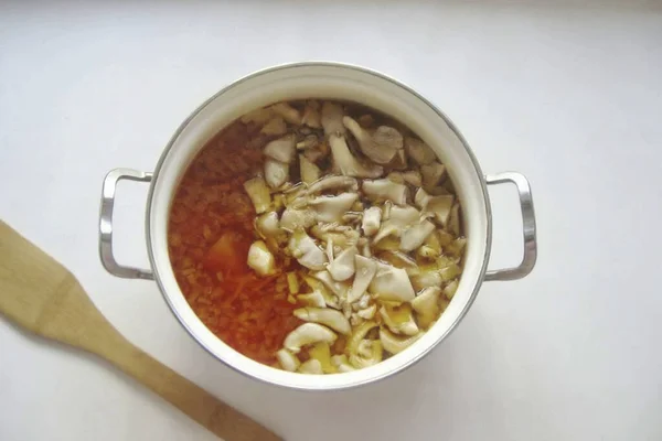 분간익힌다 버섯을 썰어서 프라이팬에 넣는다 — 스톡 사진