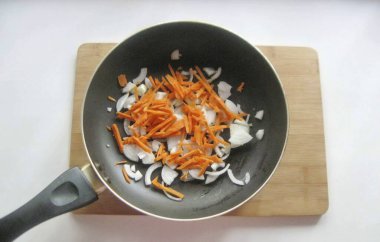 Havuçları soy, yıka ve doğra. Soğana ekle. 8-10 dakika boyunca düşük sıcaklıkta ayçiçeği yağı ve sebze kaynat. Çok fazla kızartmana gerek yok. Havuçlar biraz daha yumuşak ve soğanlar daha berrak olmalı..