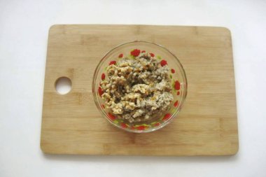 Sonra istiridye mantarlarını soğan ve havuçla kıyma makinesinden geçir..