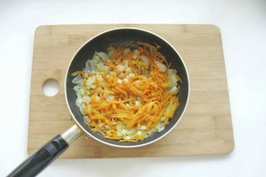 Sebze yağı ve sebze haşlama, ara sıra karıştırır, ta ki yumuşayana kadar..