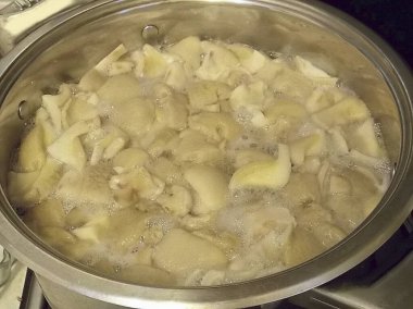 Küçük mantarları el değmemiş bırak ve büyük olanları kes. Suyla kapla ve kaynat. 30 dakika boyunca tuz ve yemek pişirme mevsimi.