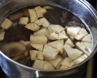 Bir buçuk litre su kaynat ve mantarları, patatesleri ve kerevizi içine batır. Patatesleri yarı pişene kadar pişir..