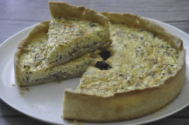 Morel turtası hazır. Adının aksine, bu mantarlar her yemek için çok lezzetli, turtalar da dahil. Afiyet olsun.!