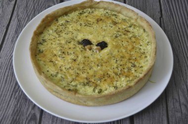 İlk 40 dakikayı 120 derecede, diğer 10 dakikayı 150 derecede pişir. Pastayı oda sıcaklığına düşürün..