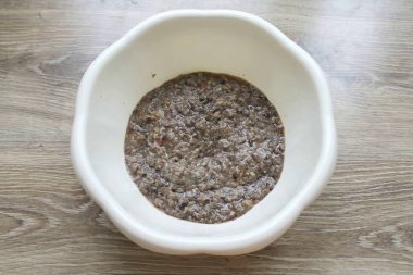 Kaynamış mantar, soğan ve domatesleri ince bir ızgarayla kıyma makinesinin içinden bir kaseye kaynatın..