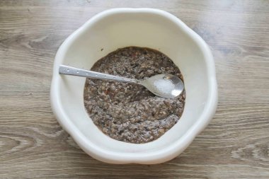 Bir kase rulo mantara tuz ekle ve karıştır..