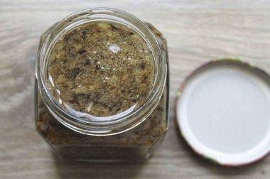 Kutuları hemen sarabilirsiniz, ama en iyisi havyarın tepesine 0.5 santimetrelik sıcak sebze yağı dökmektir..