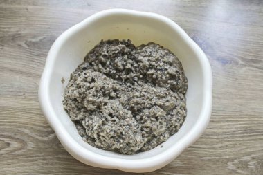 Mantar ve soğanları ince rendelenmiş et öğütücüsünden geçir..