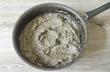 Tavaya yağ dök ve mantar kütlesini transfer et. 2 saat boyunca her şeyi kaynatın, karıştırın, düşük ısıda..