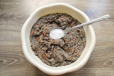 Havyara tuz ekle ve karıştır..