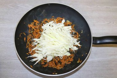 Lahana ekle, karıştır, birlikte 5 dakika kızart..