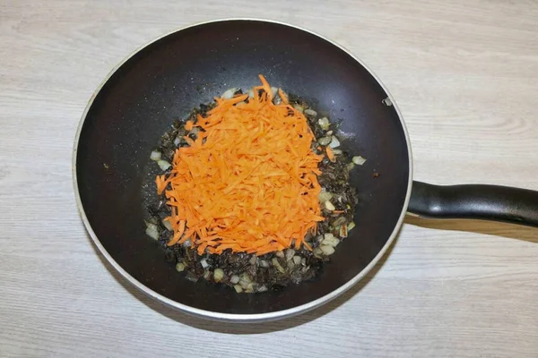 Die Geriebenen Karotten Hinzufügen Und Zusammen Minuten Kochen Lassen — Stockfoto