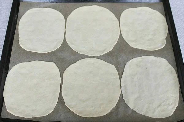 生地を12個に分割し 小麦粉を振りかけ ピザのブランクをロールアウト — ストック写真