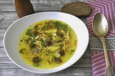 Erişteler 5 dakika kaynasın, bu saatte otları kes, şimdi çorbayı kaselere dökebilirsin. Yeşillik ve afiyet olsun.!