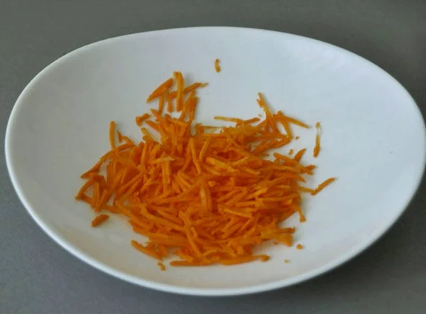 Натереть Морковку Мелкими Полосками — стоковое фото