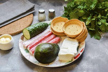 Avokado Yengeç Çubuğu Turtası yapmak için gereken tüm malzemeleri hazırlayın..