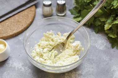 Süzme peynirle avokadoyu karıştır, malzemeleri birbirine sürt..