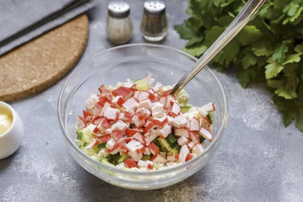 Nařežte Krabí Tyčinky Malých Kostek Přidejte Ingrediencím — Stock fotografie