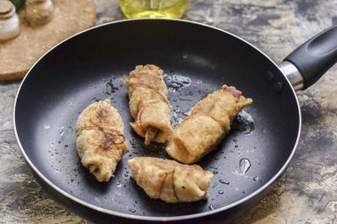 Kızartma tavasını ve yağını yağla ısıt, ekmekleri koy ve tavada bir dakika boyunca kızart. Sonra ekmekleri 180 derecede 20 dakika pişir..