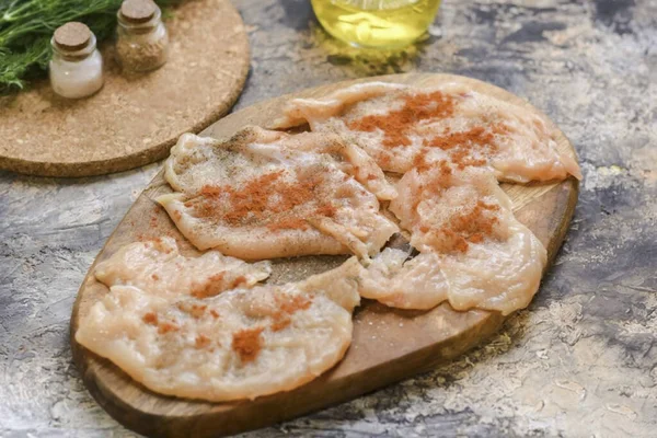 Cortar Filete Pollo Platos Pequeños Cubrir Con Película Adhesiva Batir —  Fotos de Stock