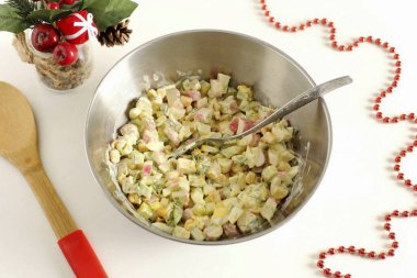 Salatayı tuzla ve iyice karıştır. Kar Yengeci salatası hazır. Hemen masaya servis edebilirsiniz..