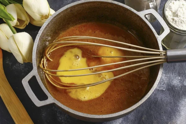 Tavuk Yumurtasını Çırp Hafifçe Soğutulmuş Balın Içine Dök Hemen Karıştır — Stok fotoğraf