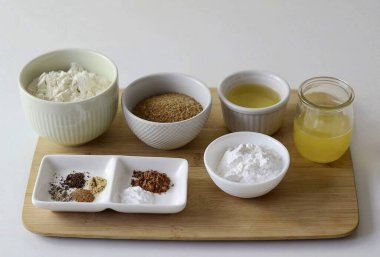 Herringbone zencefilli kurabiye yapmak için gereken tüm malzemeleri hazırlayın..