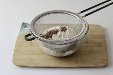 Un, kakao tozu ve kabın içine kabartma tozu. Homojen bir hamurun önünde diz çök..