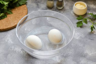 Tavuk yumurtalarını 10 dakika haşla, sonra soğuk suda soğut..